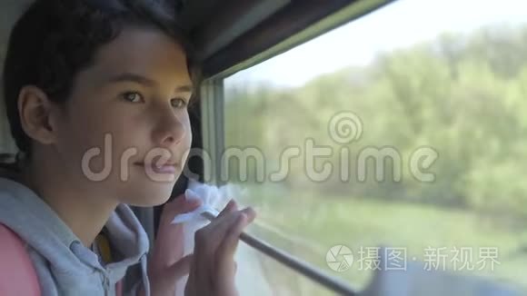 小女孩十几岁是乘火车旅行的背包客。 旅游运输铁路概念。 旅游学校女孩