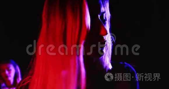 女歌手在舞台上演唱歌曲视频
