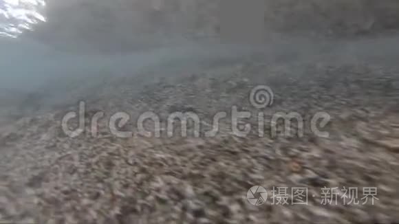 红海中有气泡的水面视频