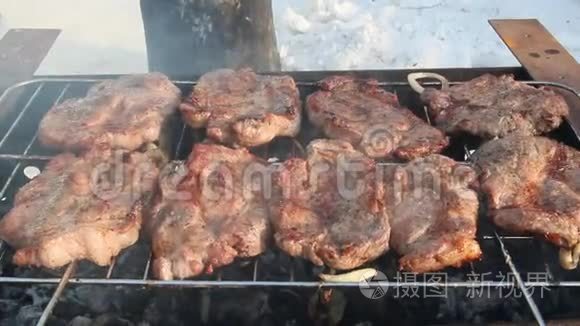 煮肉的过程.. 烧烤牛排。 户外准备开胃猪肉