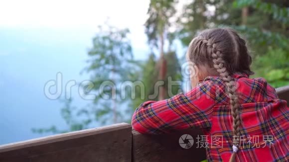 雾中群山中美丽幸福的小女孩视频