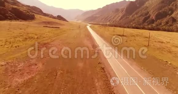 飞越山地沥青公路公路和草地视频