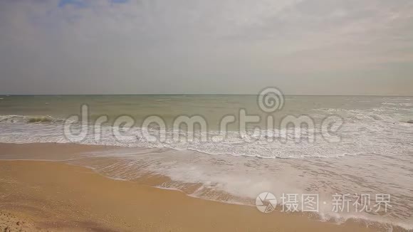 阳光明媚的夏日沙滩上的海浪