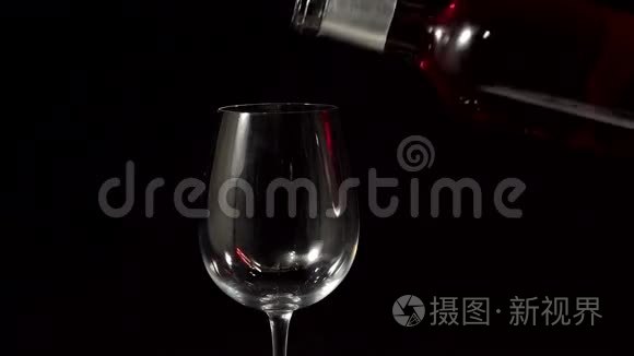 粉红色的葡萄酒流入玻璃杯