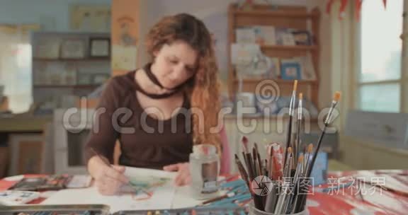 女艺术家在她的工作室画画视频