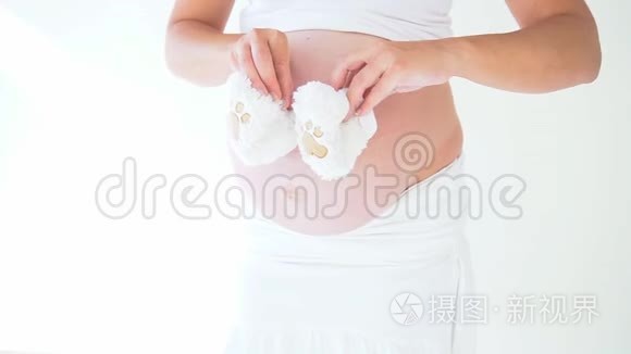 孕妇的胃和婴儿的东西视频