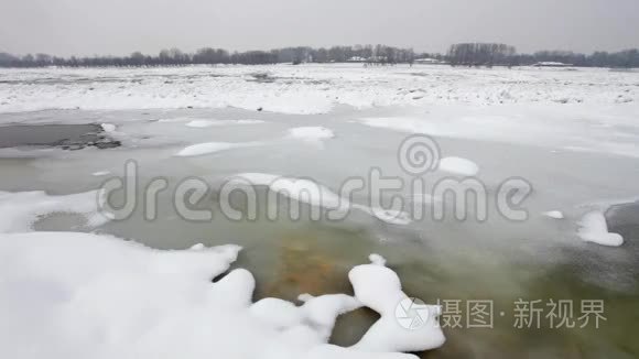 寒冷的冬天冰冻多瑙河视频