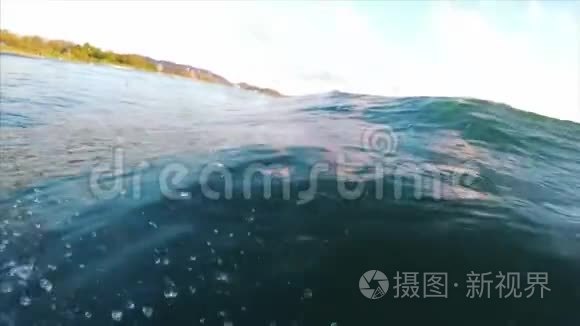 海浪冲浪