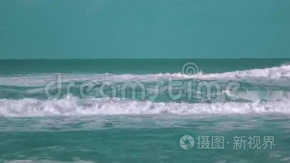 大海浪冲击海岸视频