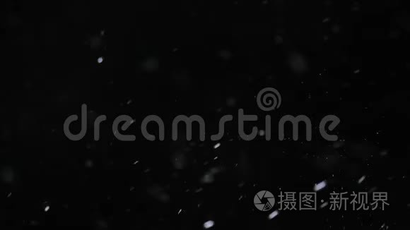 从夜空落下的雪粒视频