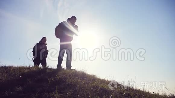 幸福的家庭男女商务旅行团队合作步行携手走山上游客的剪影