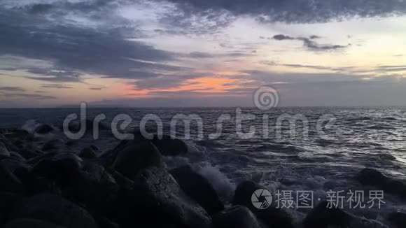 纳帕利海岸日落-从夏威夷考艾岛Polihale海滩附近的岩石俯瞰尼霍岛。