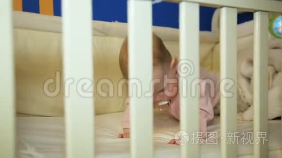 卧室床上的婴儿视频