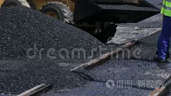 工人修建沥青公路和铁路视频