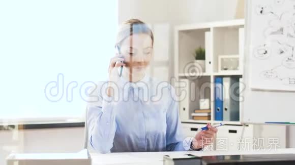 女商人在办公室用智能手机打电话
