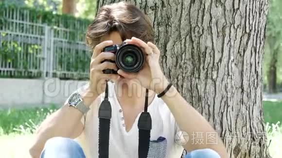 英俊的年轻男性摄影师拍照视频