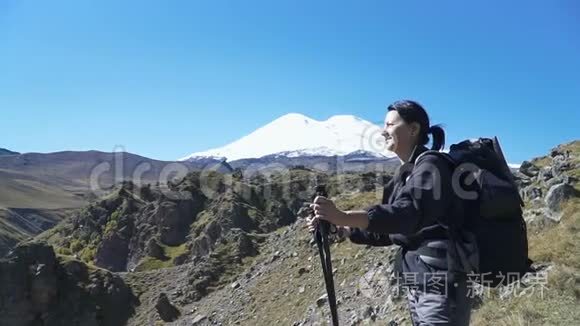 徒步旅行的女人走在山上