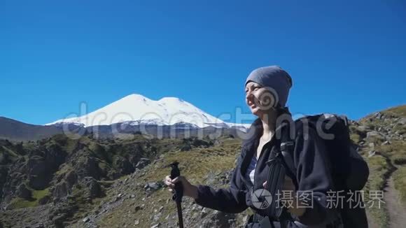 徒步旅行的女人走在山上视频