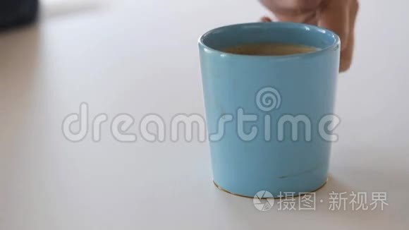 女人用抹布擦桌子上的咖啡污渍视频