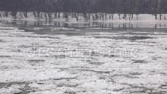 寒冷的冬天冰冻多瑙河视频