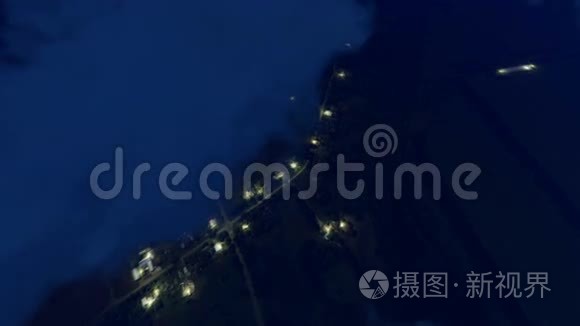 郊区上空夜空中的客机