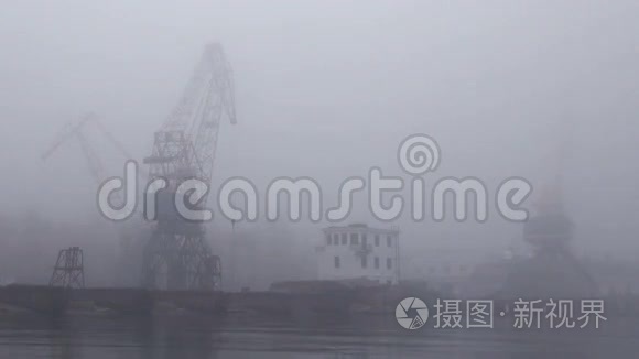 克兰斯号船在雾中的河流上