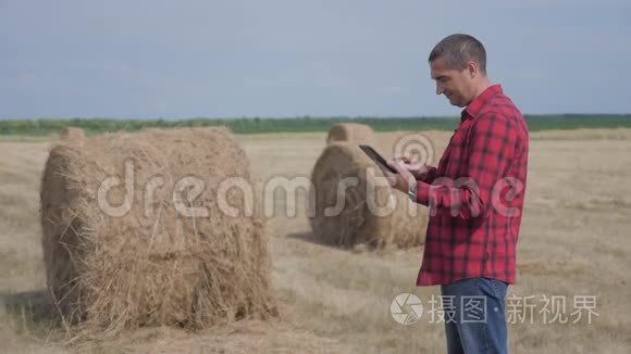 智慧农业理念。一名农民工人在数字平板电脑上研究生活方式领域的大海捞针。缓慢的