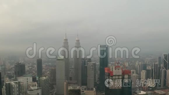 阴天时可鸟瞰吉隆坡城市天际线视频