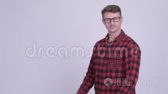 快乐的留胡子的时髦男人展示了一些东西