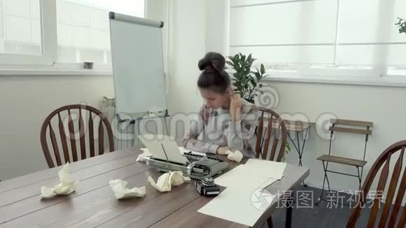 寻找灵感与打字的女作家视频