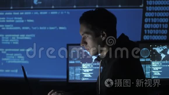 Geek黑客程序员正在电脑安全中心工作，里面放满了显示屏。