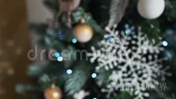 带有灯光背景玩具的圣诞树视频