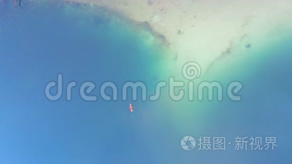 碧波湖畔美丽的空中秋景视频