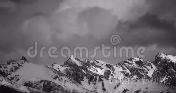 西藏积雪覆盖的大山上有4k片时移云团。