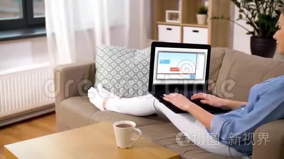 女人在家里用笔记本电脑上网聊天