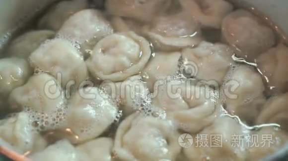 自制的馄饨是用开水在锅里煮的视频