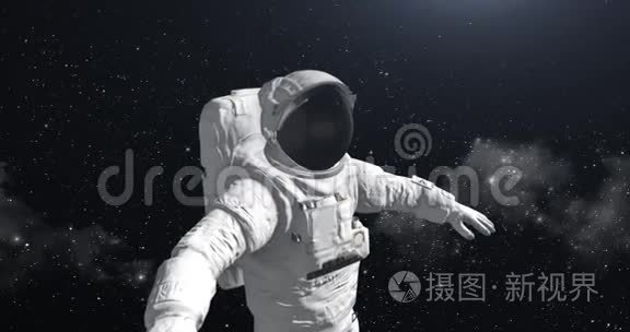 太空宇航员看着地面视频