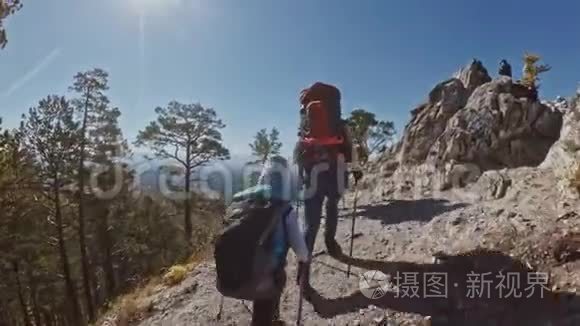 家庭旅行。 人的环境由山、河、溪组成。 父母和孩子用跋涉杆走路。 人与人