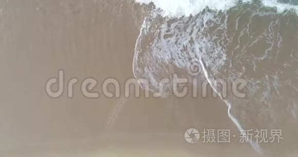 海浪在岸上破碎视频