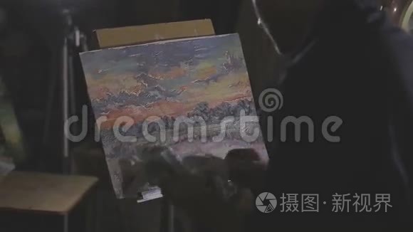 画家在画室画了一幅画视频