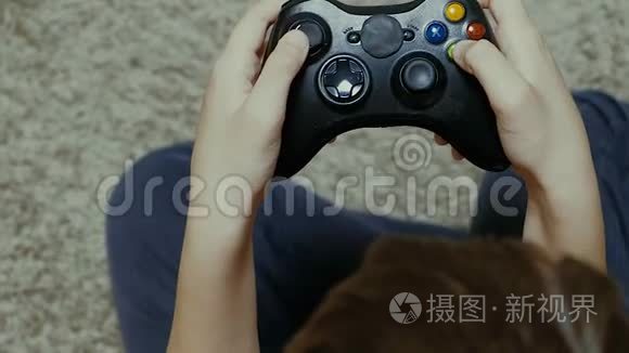 利用控制器玩电子游戏的男孩视频