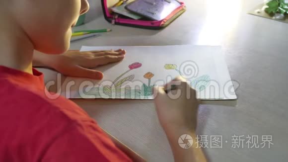 小女孩在桌子上画画。 在室内用油漆铅笔画画的女孩