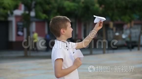 很高兴男孩玩纸飞机视频