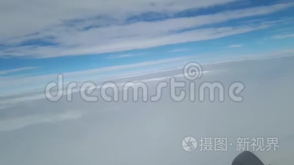 从飞机窗口看天空中的白云