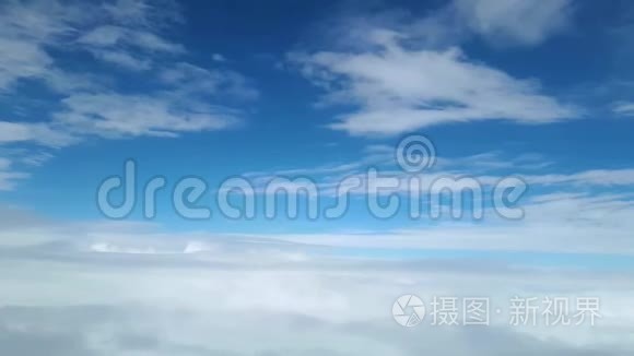 从飞机窗口看天空中的白云视频