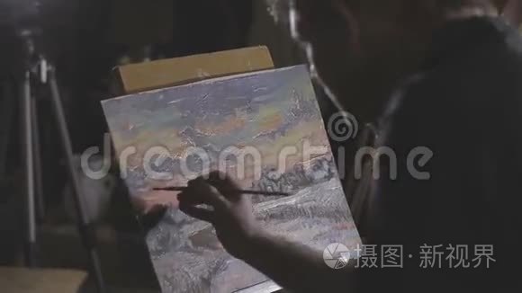 画家在画室画了一幅画视频