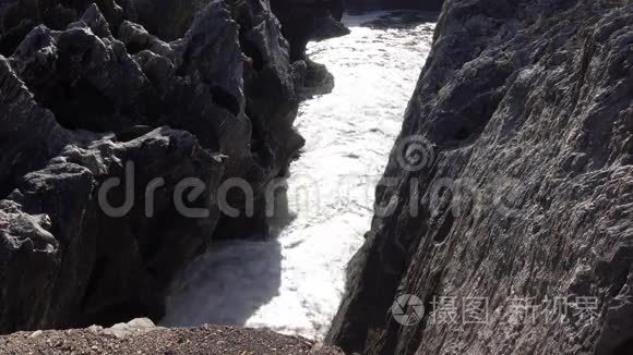 拉瓦油田的瀑布视频