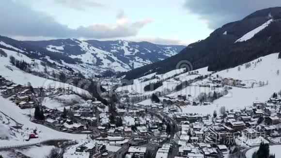 奥地利冬季小镇的鸟瞰图视频