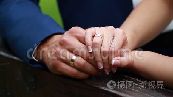 新郎新娘手中的结婚戒指