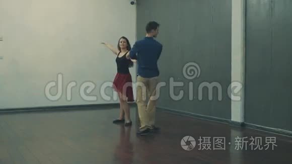 一对夫妇在大厅里跳舞视频
